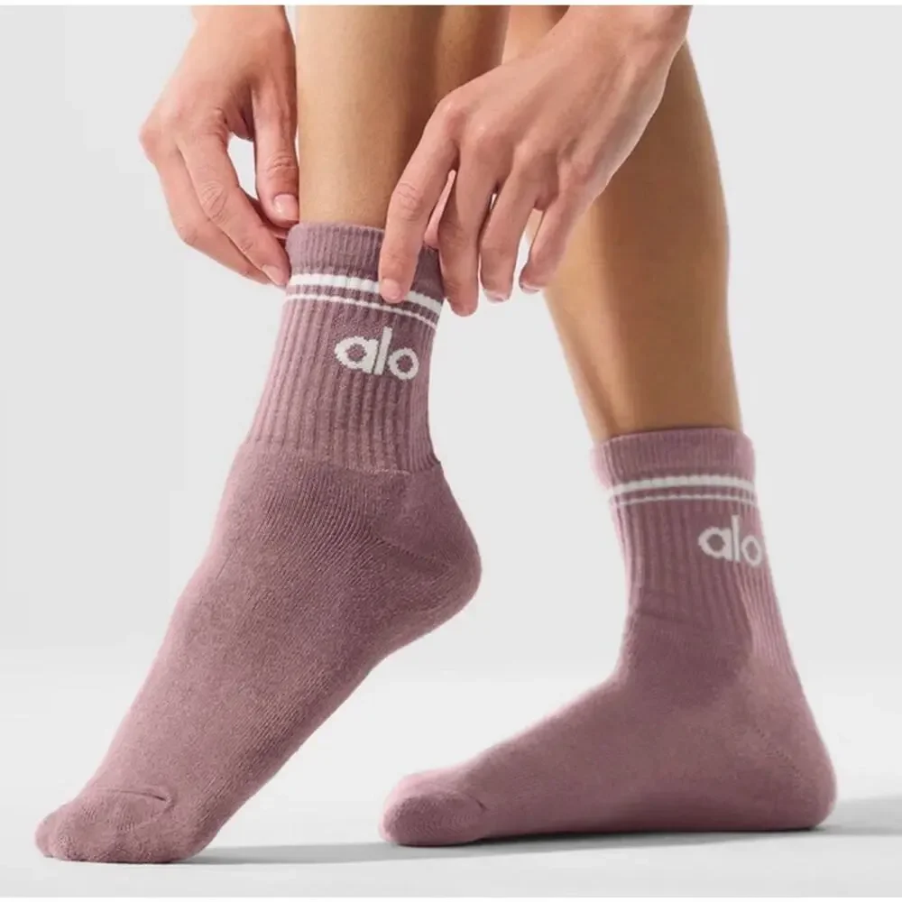 NWT alo Unisex Half-Crew Throwback Socks, Size M